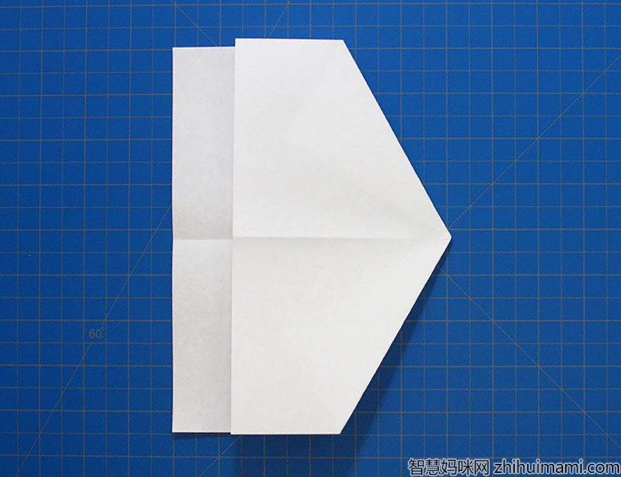 步骤4：向上打开床单并将中心折叠起来。