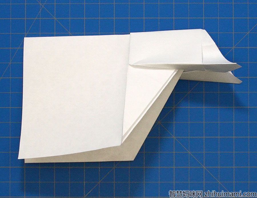 步骤8：将飞机对折。