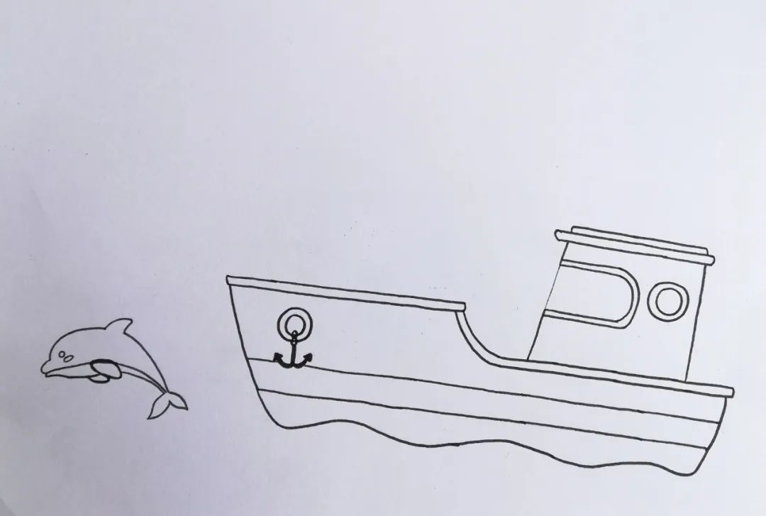 步骤1：先在纸张中下方画出船只和海豚。