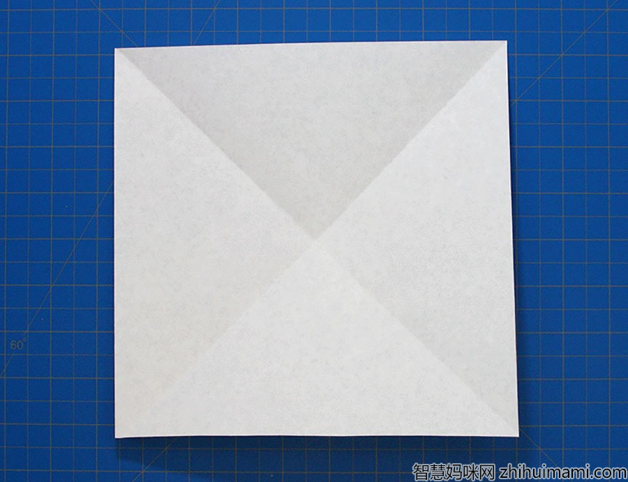 步骤2：将左角向下折叠到对角，形成“x”折痕。