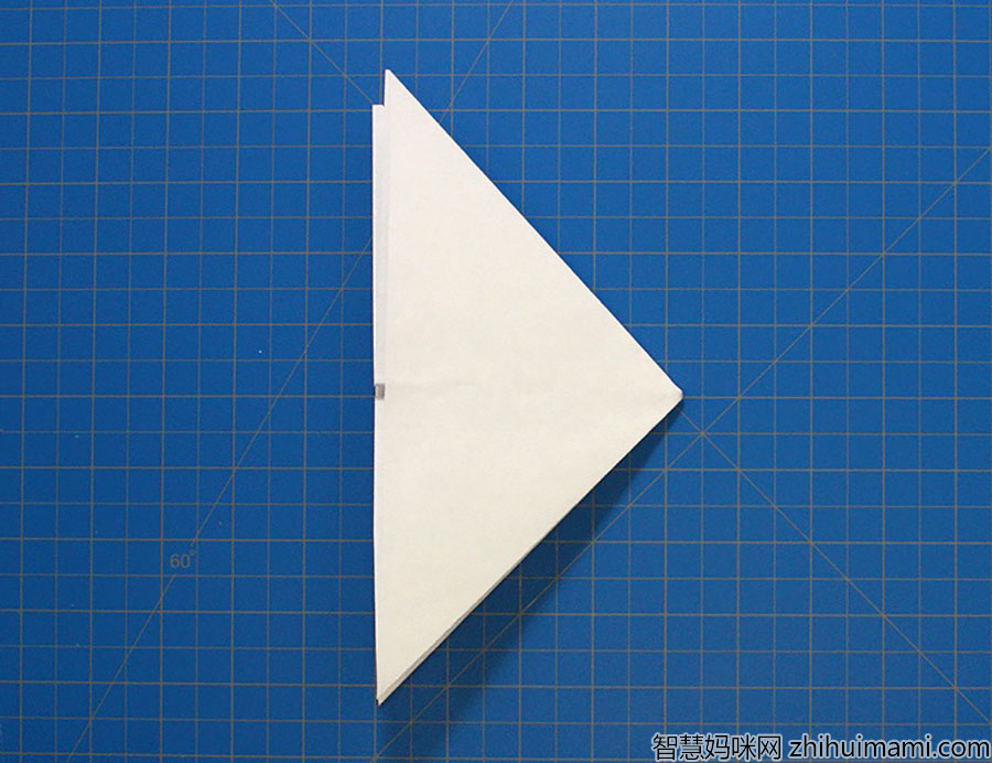 步骤3：接下来，手风琴将两侧折叠成三角形。