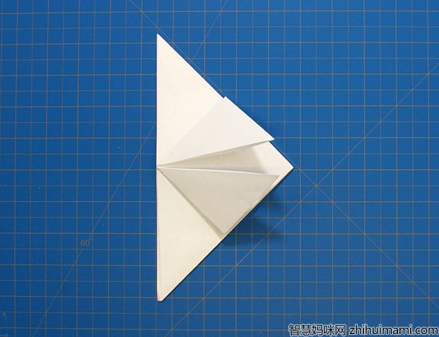 步骤4：将两个底角向上折叠到顶点。