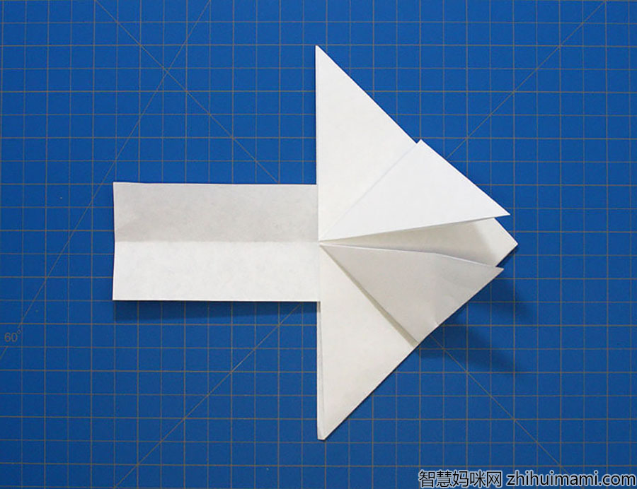 步骤6：将箭头插入飞机主体，使两个峰对齐。