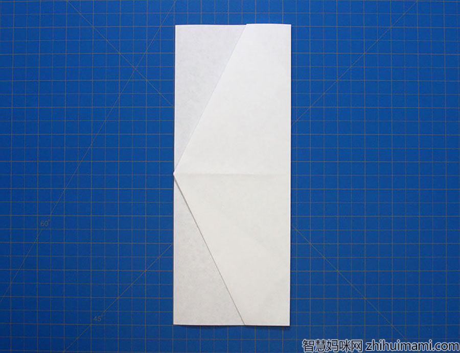 步骤3：将峰向下折叠到底部边缘。