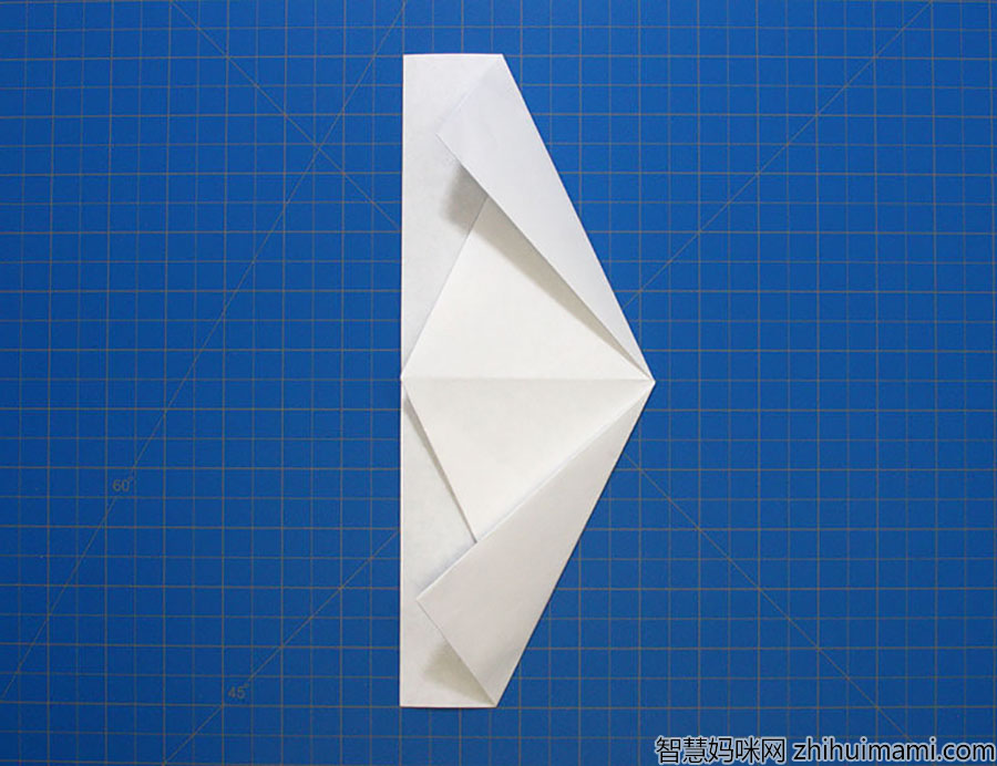 步骤4：将顶角折叠到每边的底部中心。