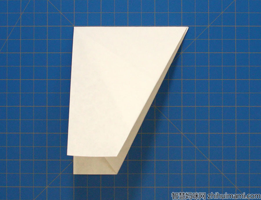 步骤5：将飞机对折。