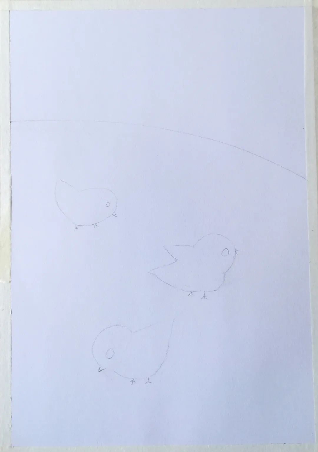 步骤1：先用铅笔画出小鸡的轮廓和天空草地的边际线。