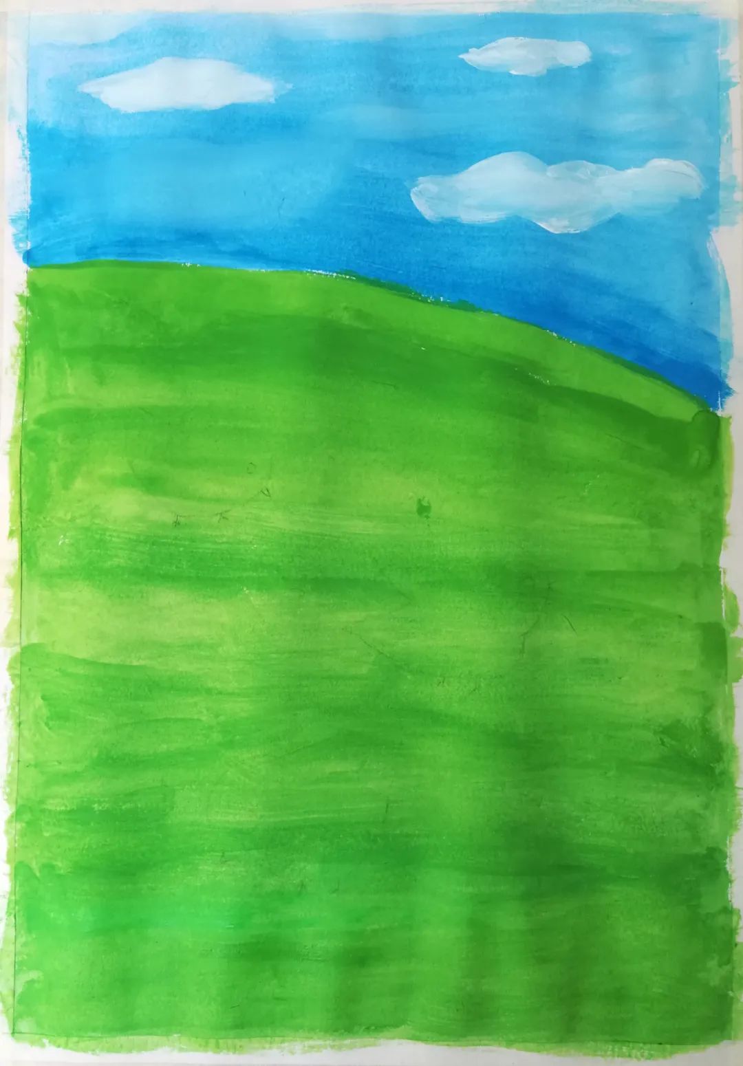 步骤2：用水粉颜料画出天空、白云和青青的草地。