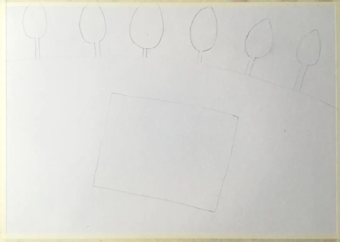 步骤1：先用铅笔画出草地、树木、毯子的轮廓。