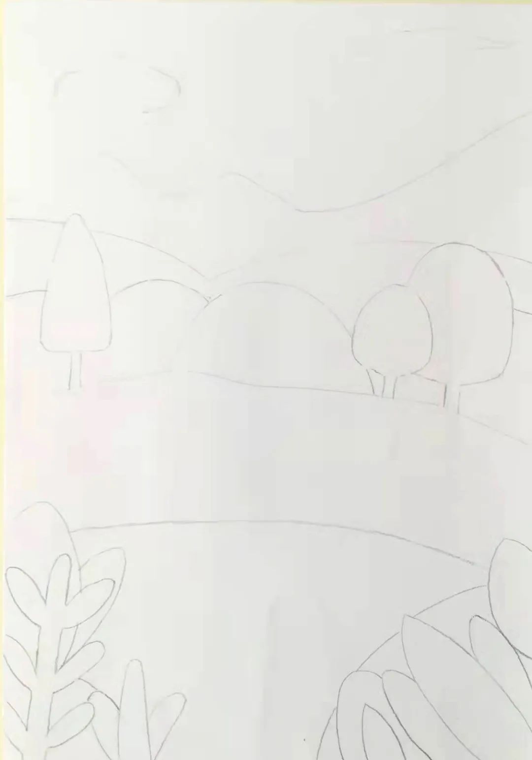 步骤1：先用铅笔画出背景中的草地、树木、河流、山峰、白云的轮廓。