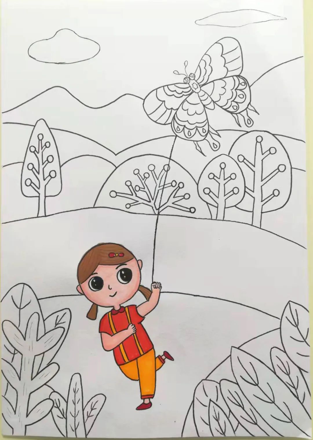 步骤4：用勾线笔勾线后，先给小女孩涂上漂亮的颜色。