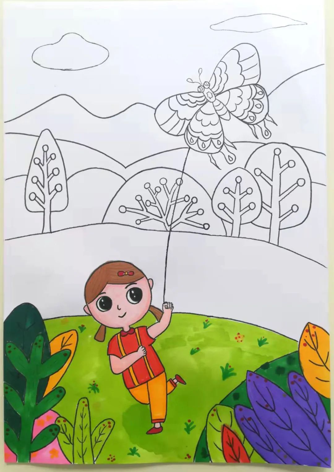 步骤5：用不同的颜色给前景的树木和草地涂上颜色。