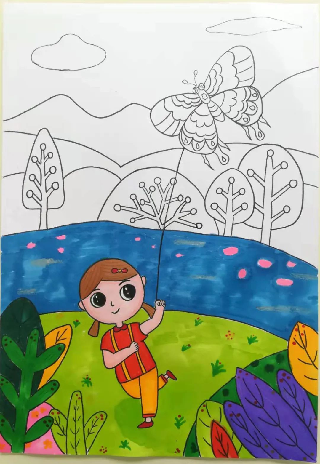 步骤6：河流涂色的时候先画出飘落的叶子。