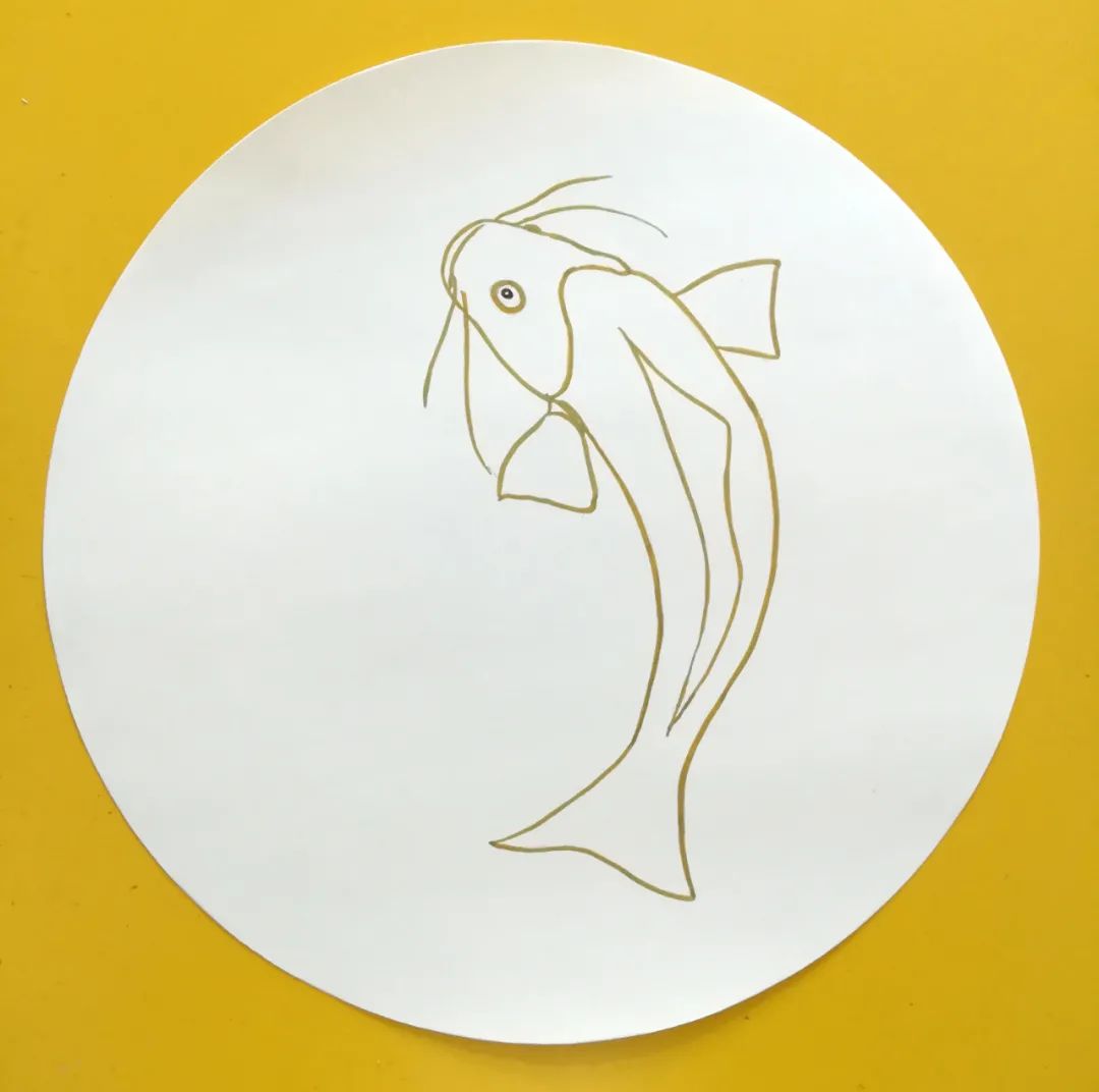 步骤1：先用铅笔画出红鲤鱼的外轮廓后用金属笔勾线。