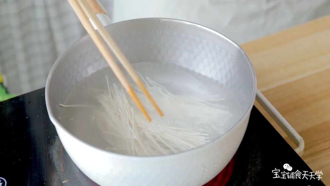 锅中水开，放入雪藕面，煮至软熟后捞起