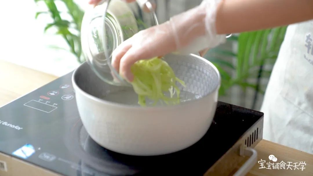 把蔬菜烫熟，沥水捞起