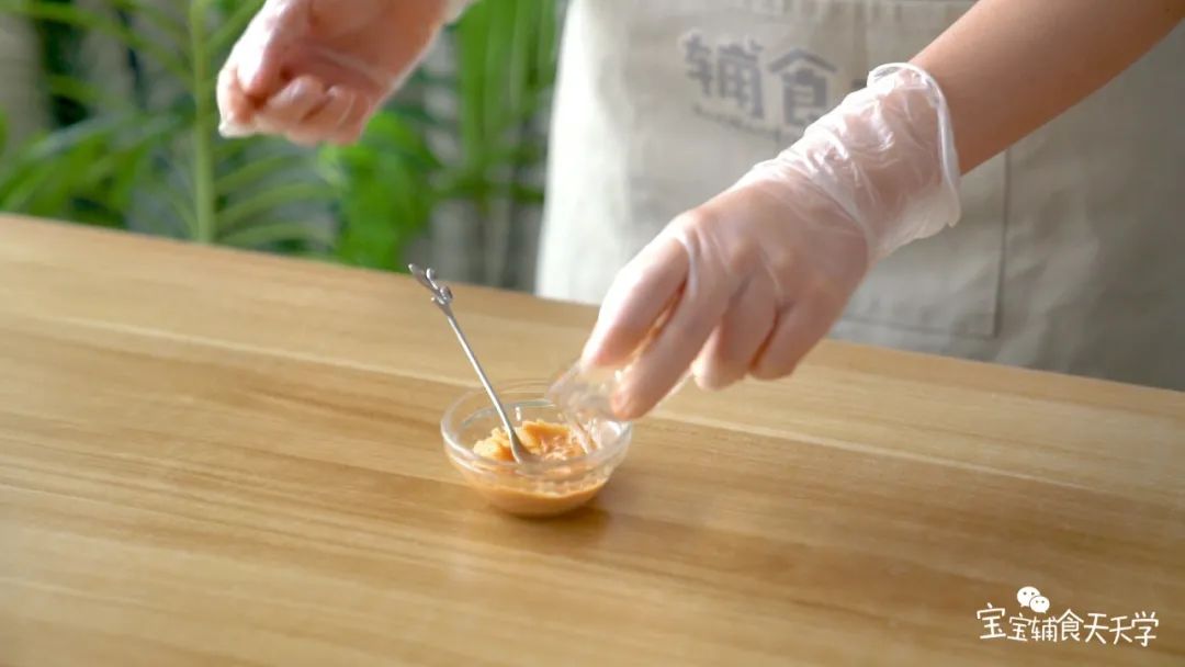 花生酱加入少许凉白开水，搅拌稀释