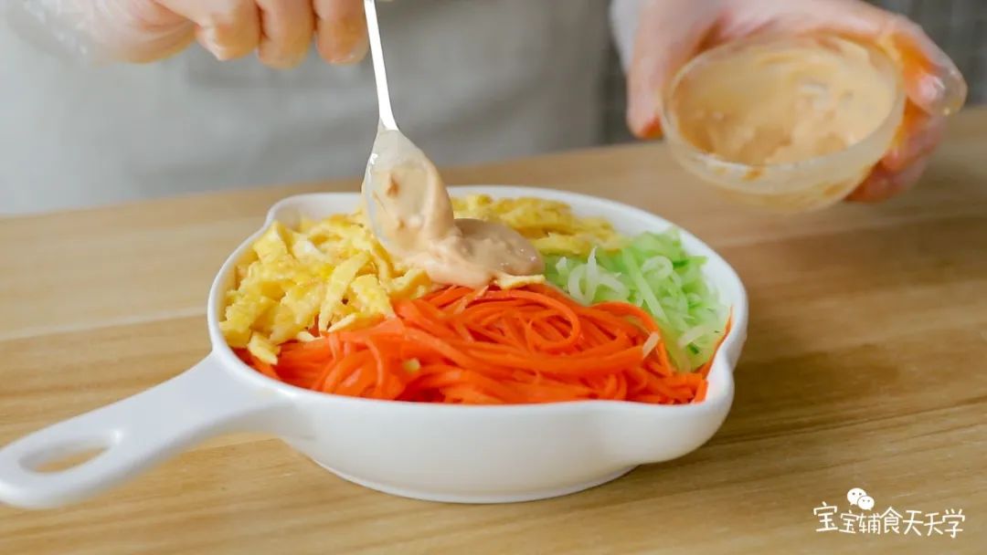 把花生酱淋入面中，拌开吃即可