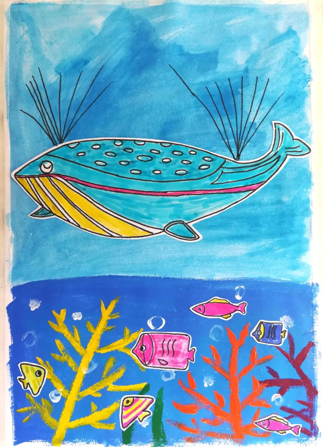 步骤5：将鲸鱼和小鱼儿粘贴在画面合适的位置，并用勾线笔在鲸鱼上画出气球的线。