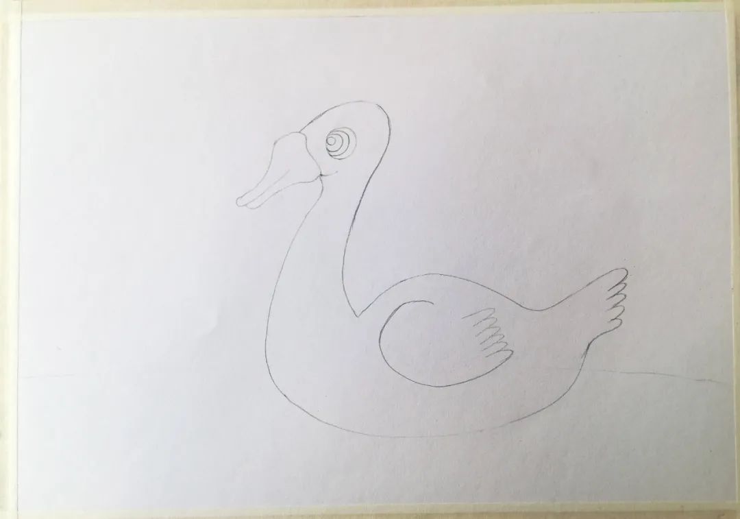 步骤1：把纸张横向作画，先用铅笔在纸张下方四分之一处画一条水平线，在中间画出鹅的轮廓。