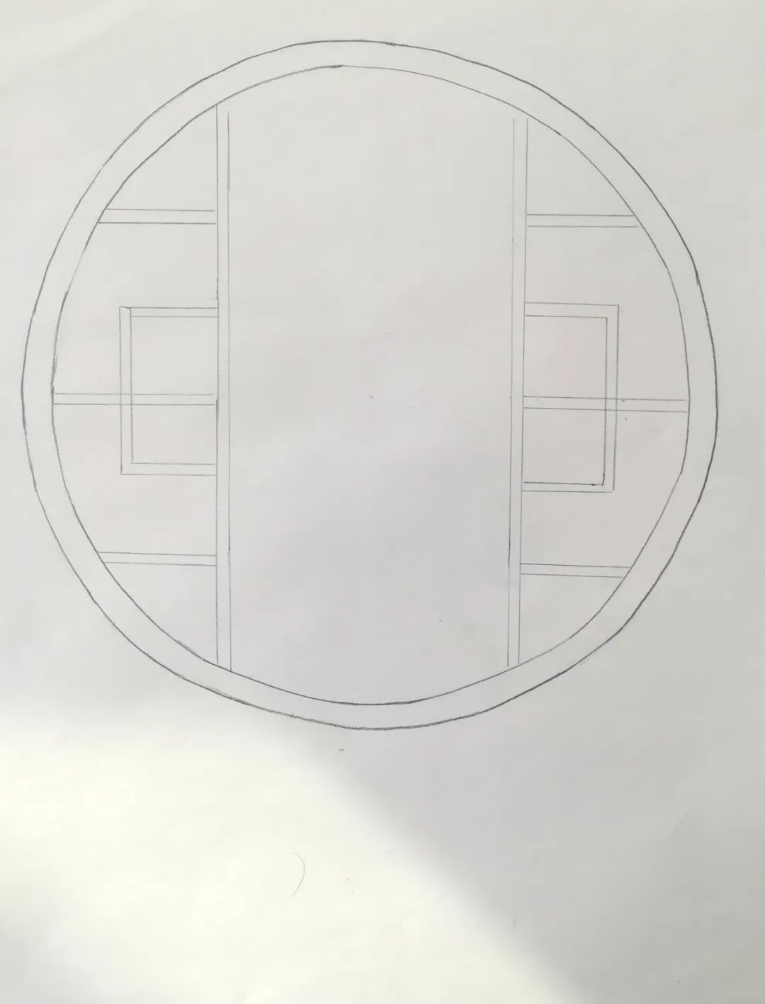 步骤1：先用铅笔在纸张上方画出一扇圆形的窗户。