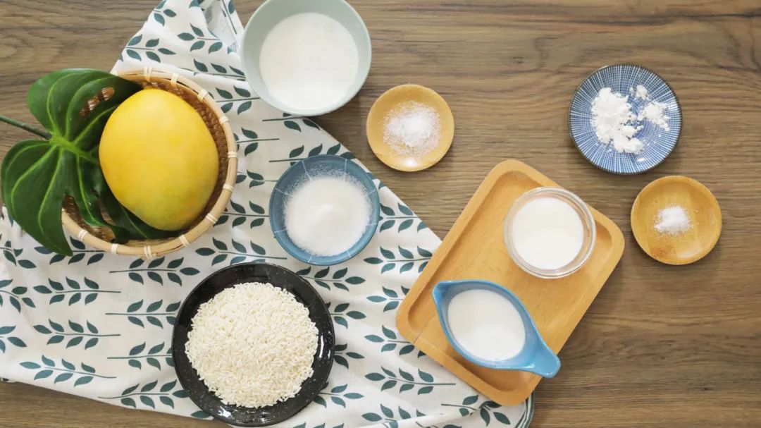 食材准备：糯米饭： 芒果 / 1个，糯米 / 100g，椰浆 / 100g，砂糖 / 15g，盐 / 2g