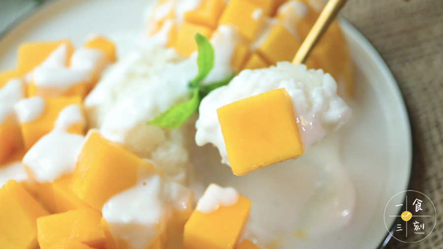 一份异国的美食，有着当地特有的味道，让人总是能把这个口味与这个国家相对等。就像泡菜是韩国味的、红咖喱是印度味的、海鲜炒饭是西班牙味的、咸猪手是德国味的。  芒果糯米饭当然就是泰国味的。