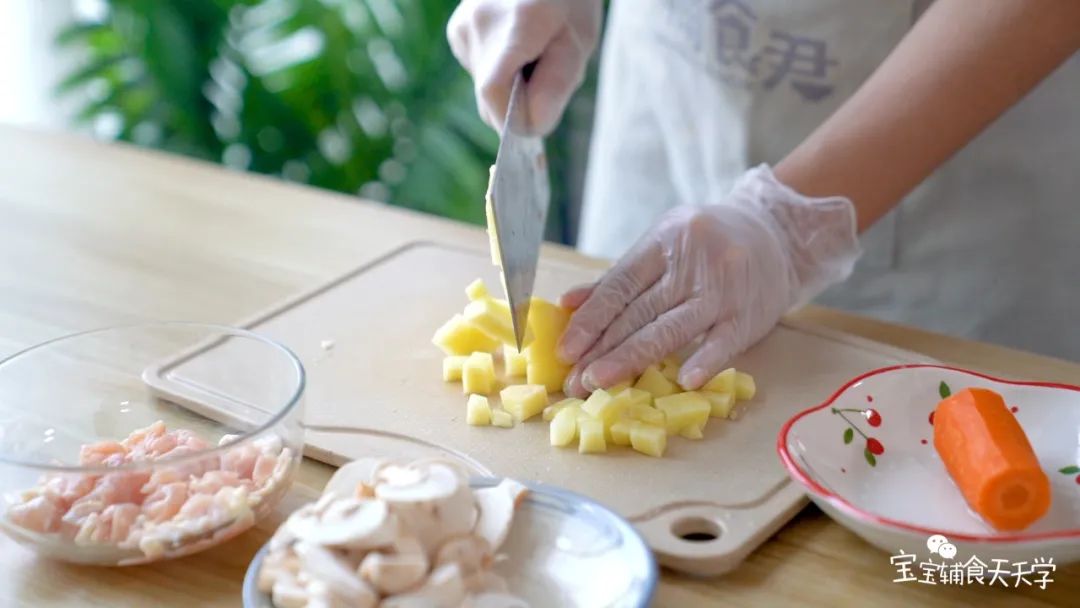 第3步：土豆和胡萝卜切小块备用