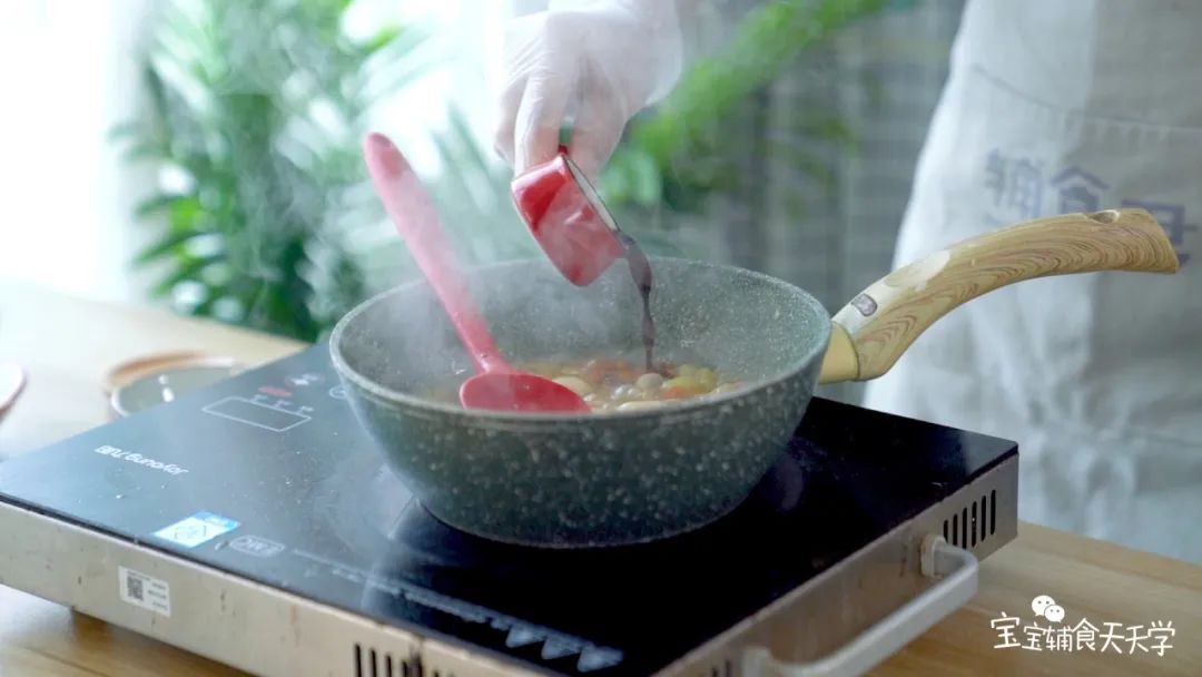 第9步：加入松茸粉和剩下的酱油，继续焖煮