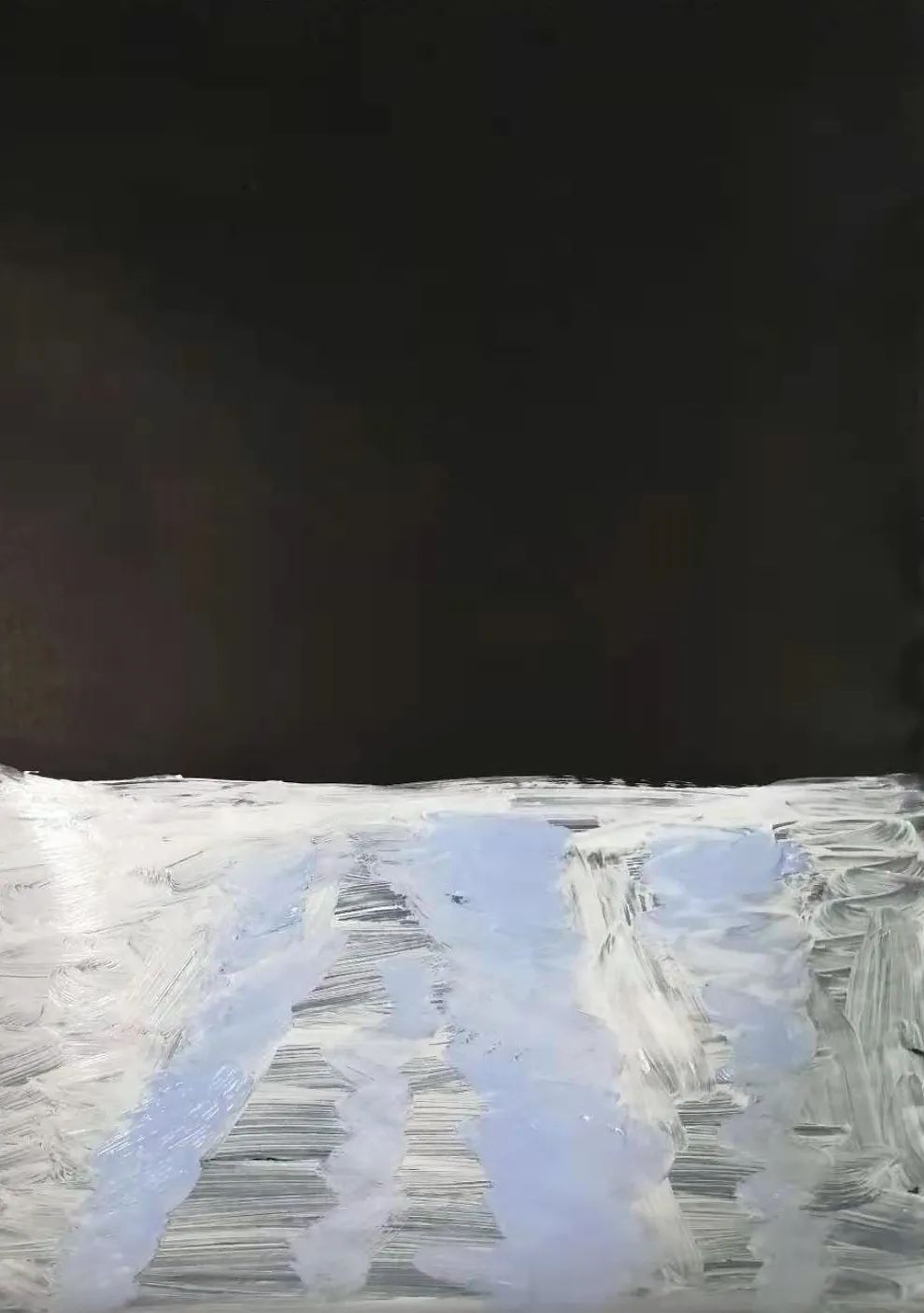 步骤1：用丙烯颜料在黑卡纸下方画出雪地的场景。