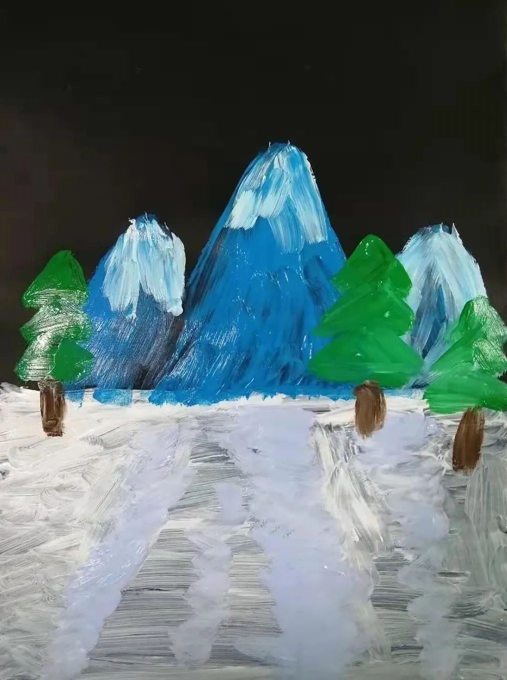 步骤2：在后方的背景中用丙烯颜料画出树木和山峰。