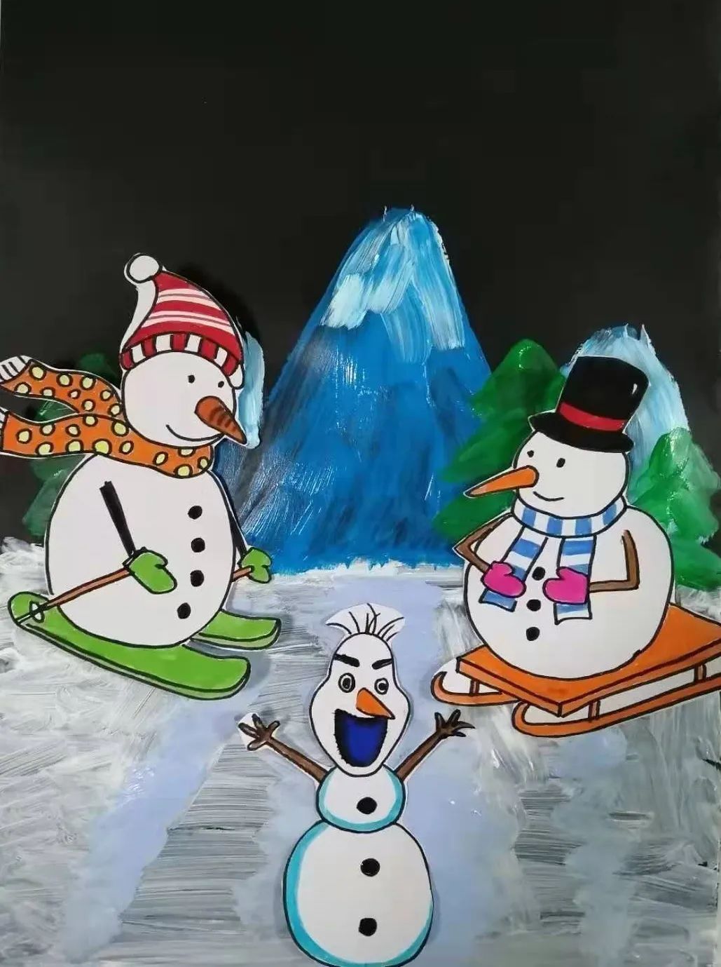 步骤4：将剪下来的雪宝和它的伙伴们粘贴在画面合适的位置。