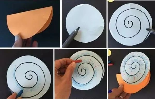 步骤2：将彩色圆形卡纸对折。白卡圆形卡纸画出蜗牛的壳，并涂上漂亮的颜色。然后粘贴在彩色卡纸上。