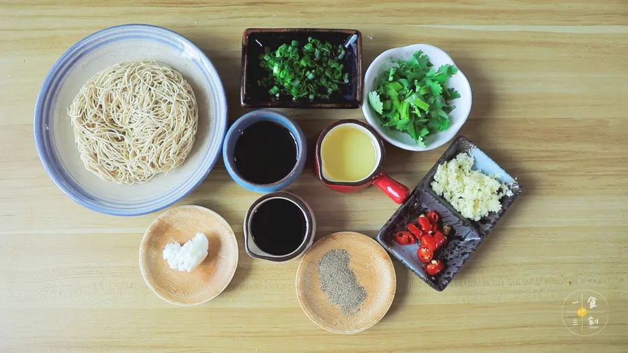 食材准备：面条 / 适量，蒜末 / 5克，小米辣 / 2只，,酱油 / 10克，陈醋 / 10克,香菜、葱花、胡椒粉、食用油、猪油(或香油)适量