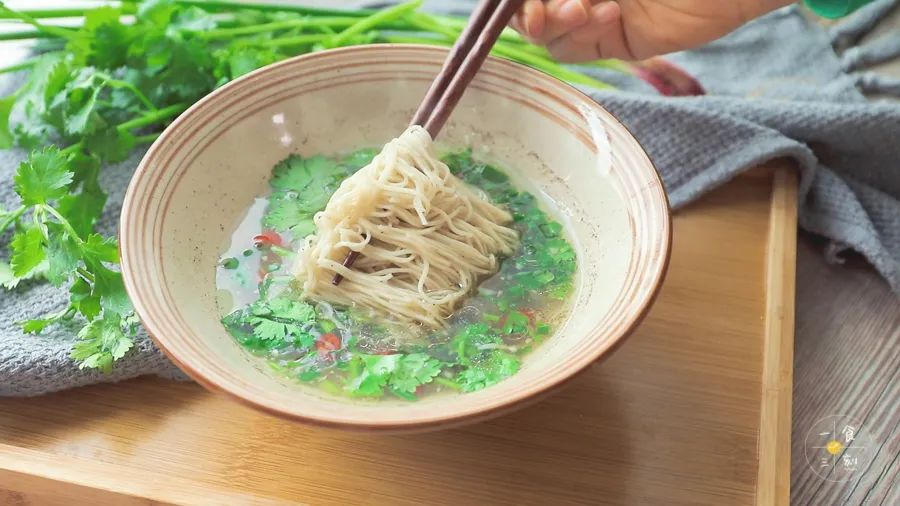 碗中倒入两勺面汤