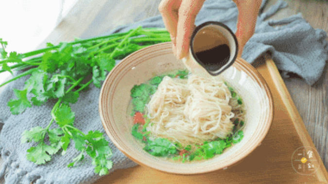 加入酱油、陈醋调味，伴匀即可