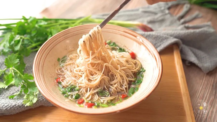 夹起一撮面放进嘴里，葱蒜的香味充盈于口中，酸辣的味道让人很是开胃。有时候，最简单的调味，也许就是最好吃的。