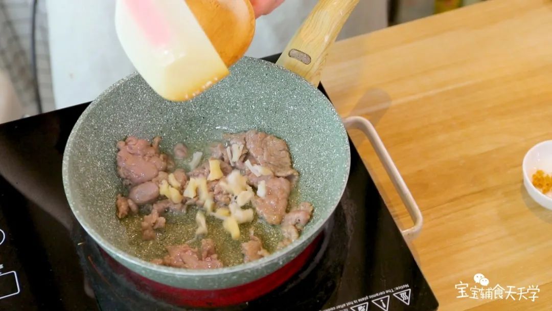 第6步：加入干贝炒香