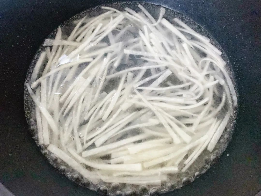 锅内倒入适量热水，煮沸。