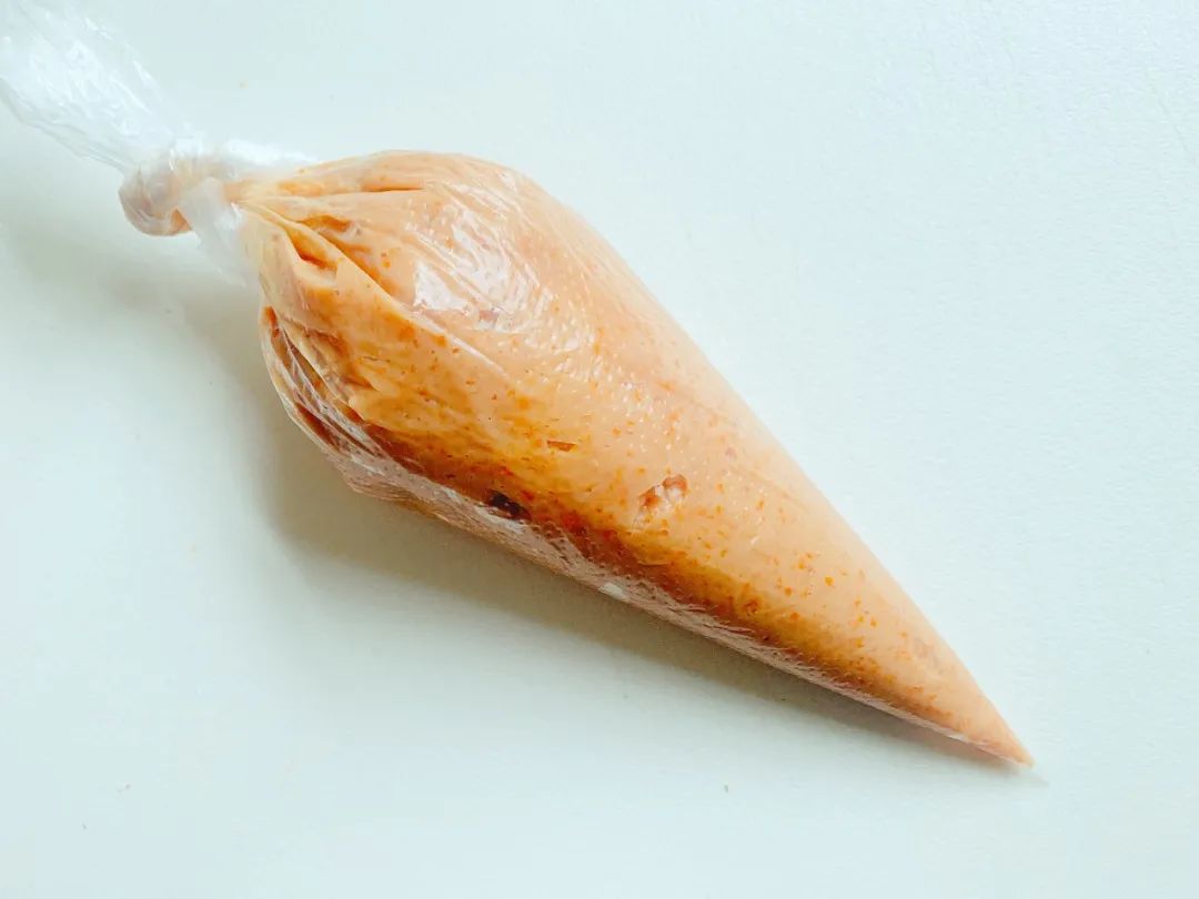 将肉泥装入裱花袋。