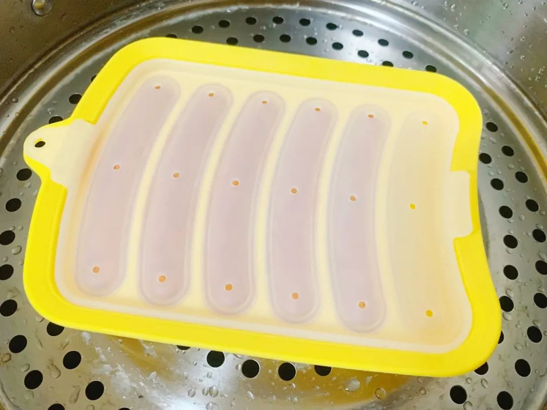 盖盖。冷水入蒸锅，中大火蒸20-25分钟。放凉脱模取出。