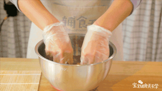 豆腐皮剪好正方形大小，放入清水泡软后，捞起沥干