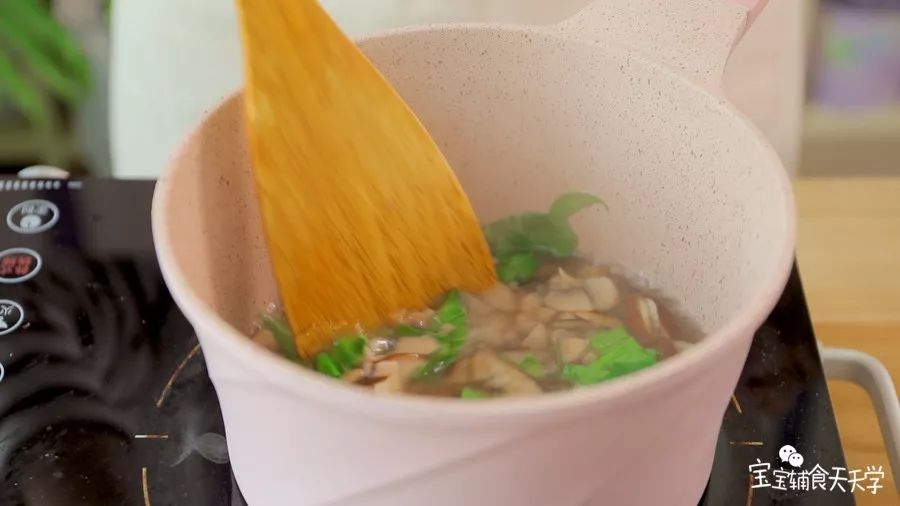 调入盐，熬煮约5-10分钟即可