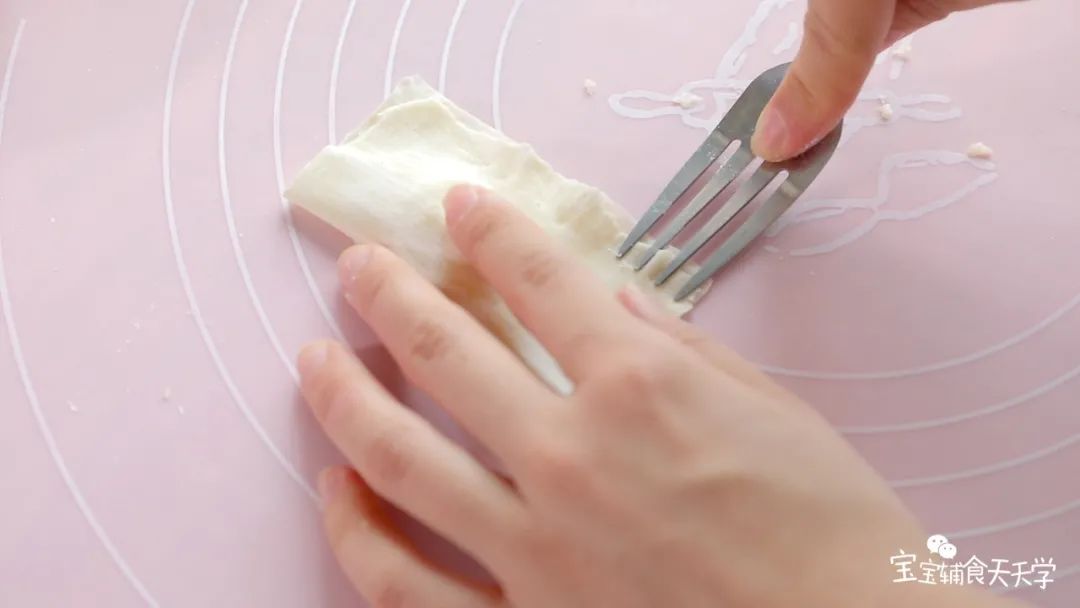 用叉子压住封口，预热烤箱180度（也可以用空气炸锅）