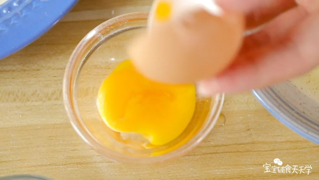 取出蛋黄，在包好的小饼表面刷上两层蛋黄