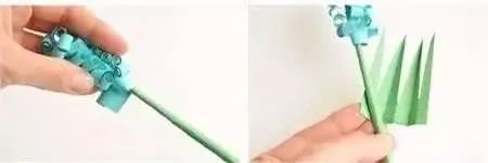 步骤2：用一张绿色的彩纸卷成风信子的花茎，接着将刚刚卷好的泡面圈用反方向，倾斜地卷在绿色花茎上。然后用绿色的彩纸，对折后剪出类似于下图的“山”字型，用胶水倾斜着粘在花茎上。