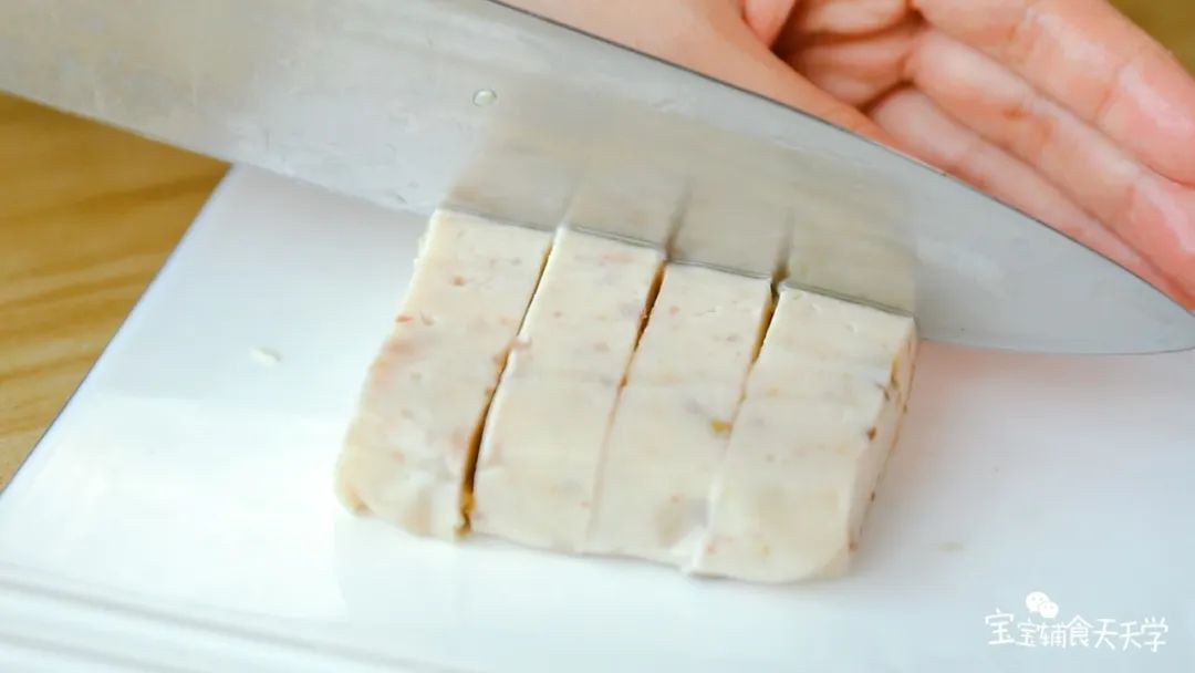 第11步：把奶糕切成小块，即可享受美味啦！