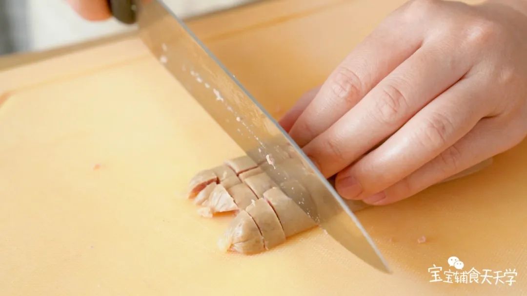 打散鸡蛋搅拌均匀，宝宝香肠切粒