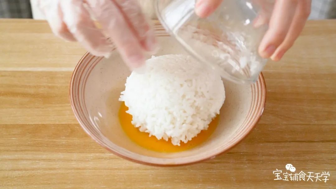 倒入米饭中拌均匀