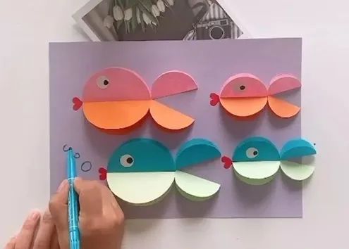 步骤5：用水彩笔画出泡泡和水草。